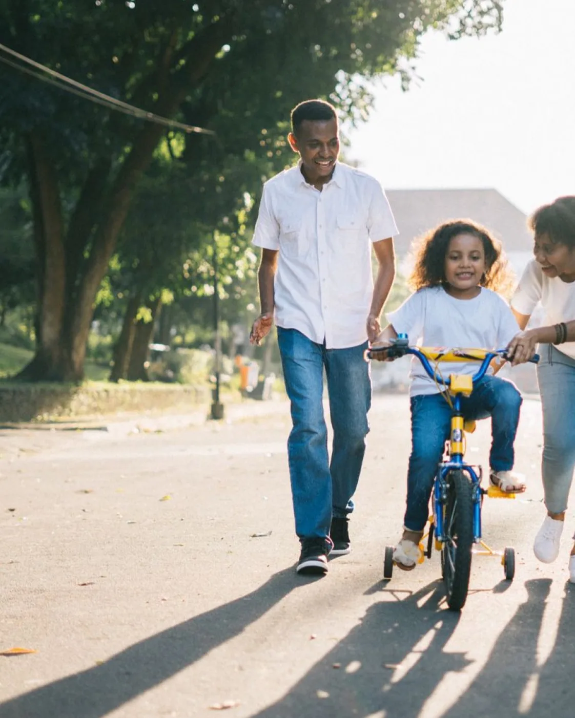 Parents accompagnant leur enfant à vélo